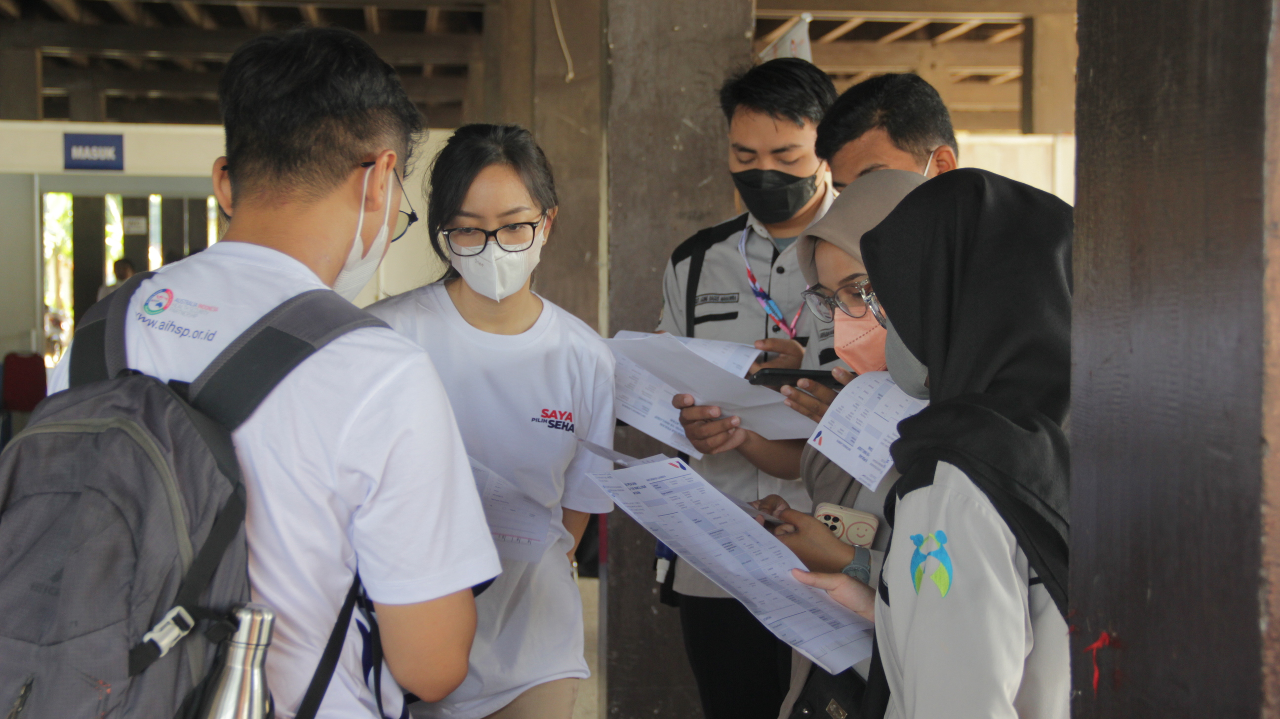 Tim panitia vaksinasi COVID-19 inklusif di Gowa (23/7) yang sebagaian besar terdiri dari orang muda berkumpul pada sesi rapat persiapan pagi hari sebelum kegiatan dimulai.
